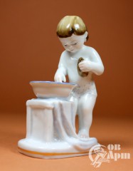 Скульптура "Умывание. Ребенок у тазика"